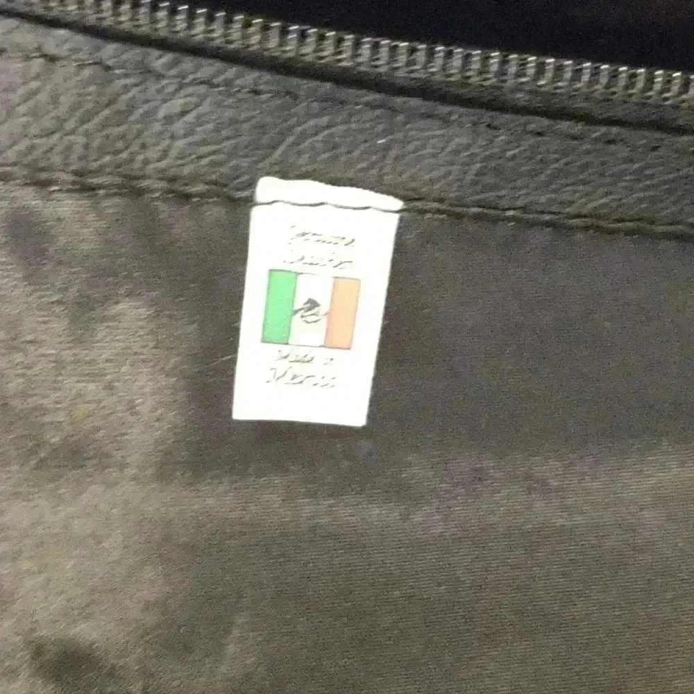 Black leather backpack 2 zippered pockets outside 1 inside 100%‎ leather medium